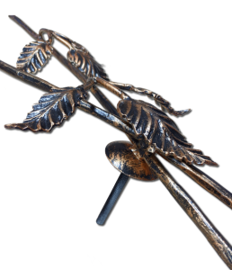 Dvi sukryžiuotos rožės ant kapo