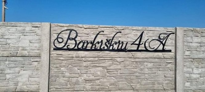 Gatvės pavadinimas su juostele