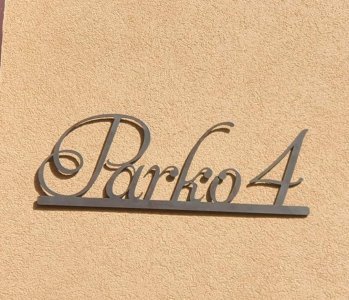 Gatvės pavadinimas su juostele