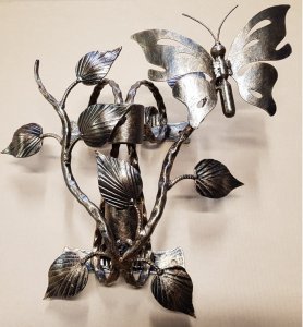 Kalviškas vėliavos laikiklis su drugeliu