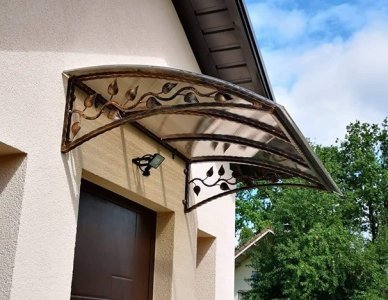 Kalviškas stogelis virš durų