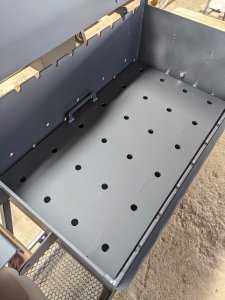 Šašlykinės įdedamas antras dugnas