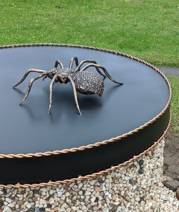 Well cover with a spider