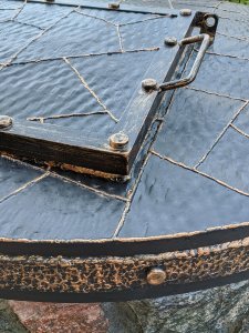 Šulinio dangtis su durelėmis ir rankenomis