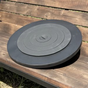 Set of lids and their holder