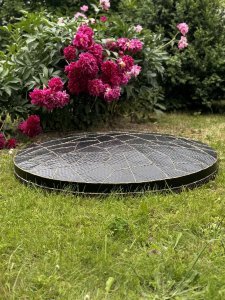 Decorated well cover