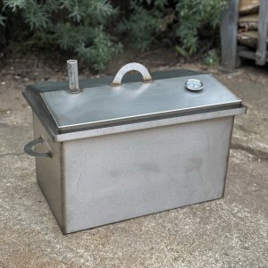 Nerūdijančio plieno žuvies - mėsos rūkykla