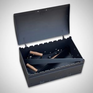 Kompaktiška šašlykinė su dangčiu ir lentyna