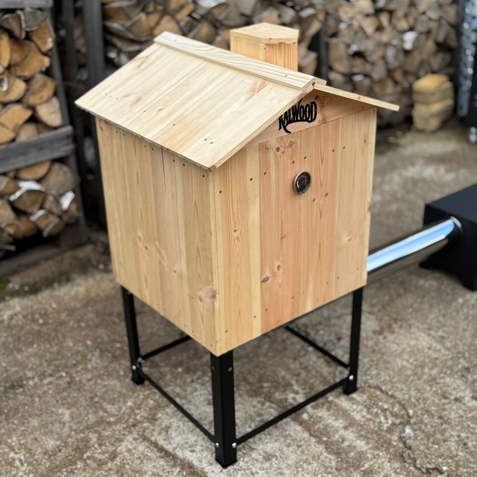 KALWOOD CLASSIC ECO 125 L medinė rūkykla – vaizdas kampu