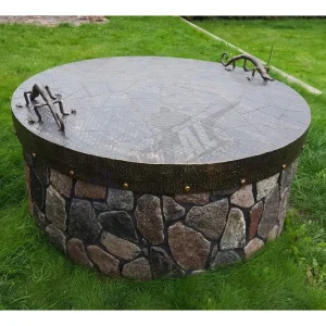 Well cover with lizards