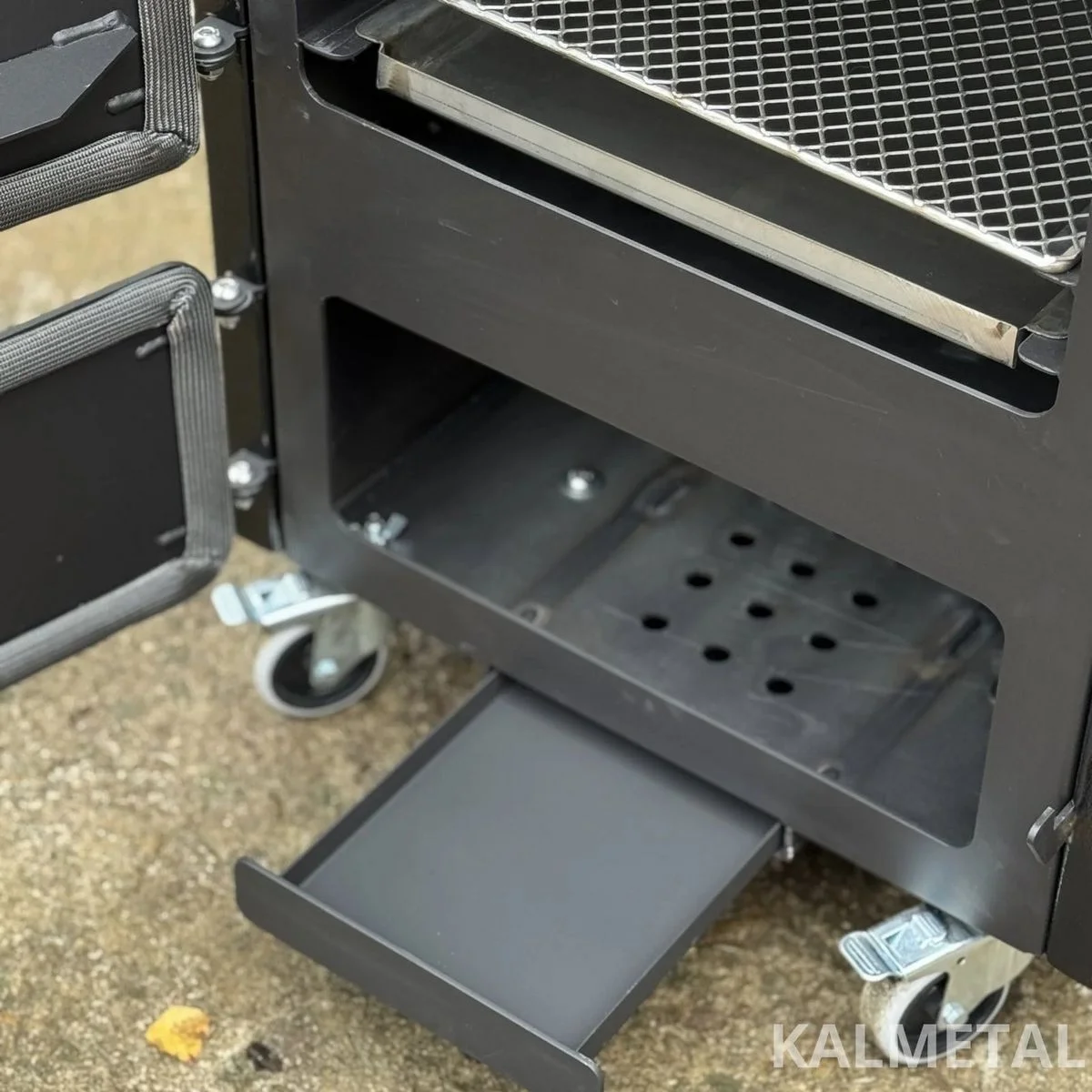 Insulated 135L Capacity Smoker - Image 9