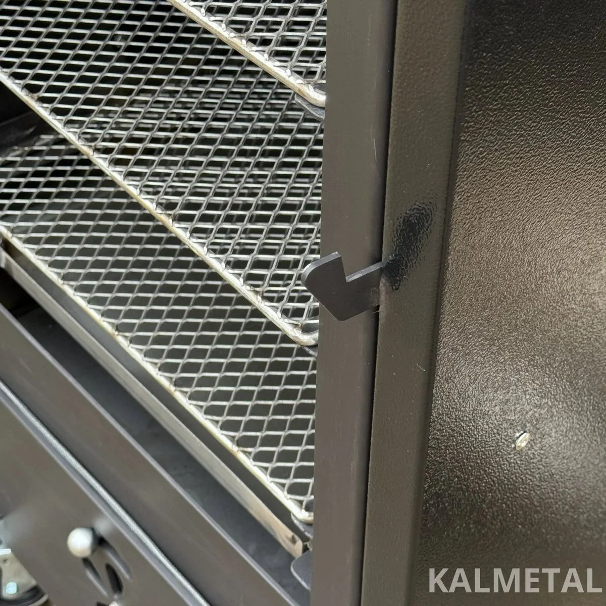 Insulated 135L Capacity Smoker - Image 8