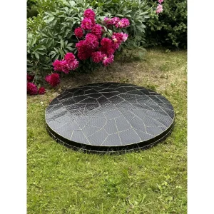 Decorated well cover