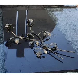 Two crossed roses on a grave