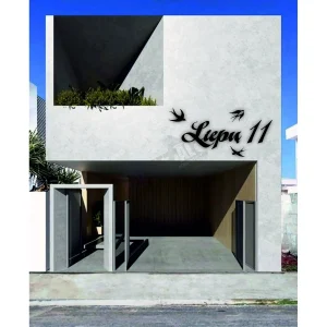 Stilingas gatvės pavadinimas ir numeris su trejomis kregždutėmis