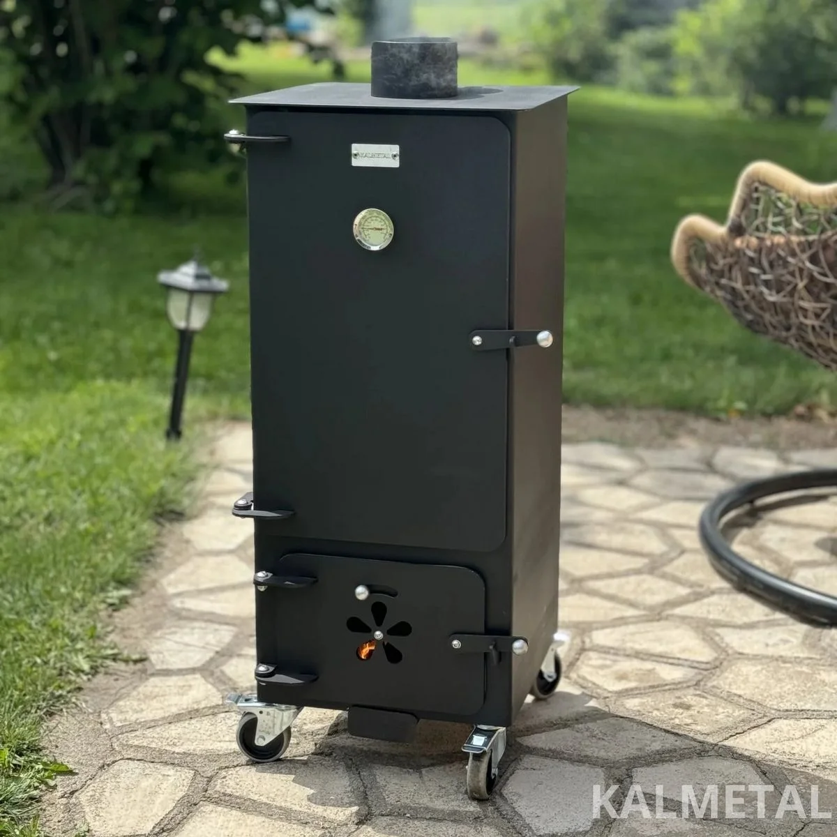 Kompaktiška 70 L rūkykla su ratukais