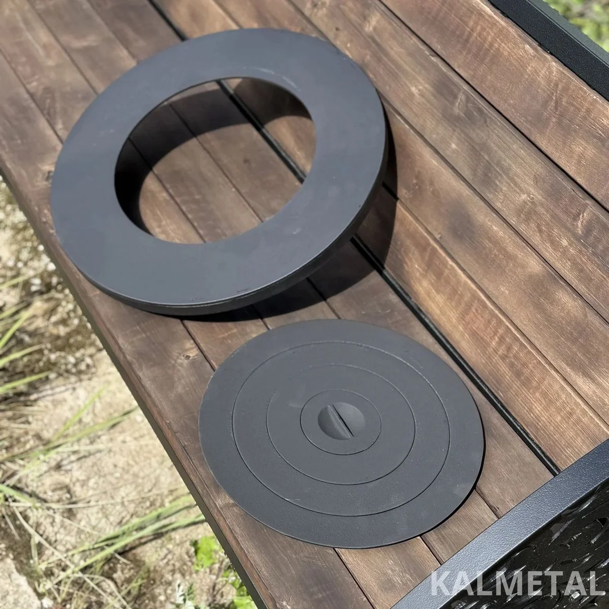 Set of lids and their holder - Image 3